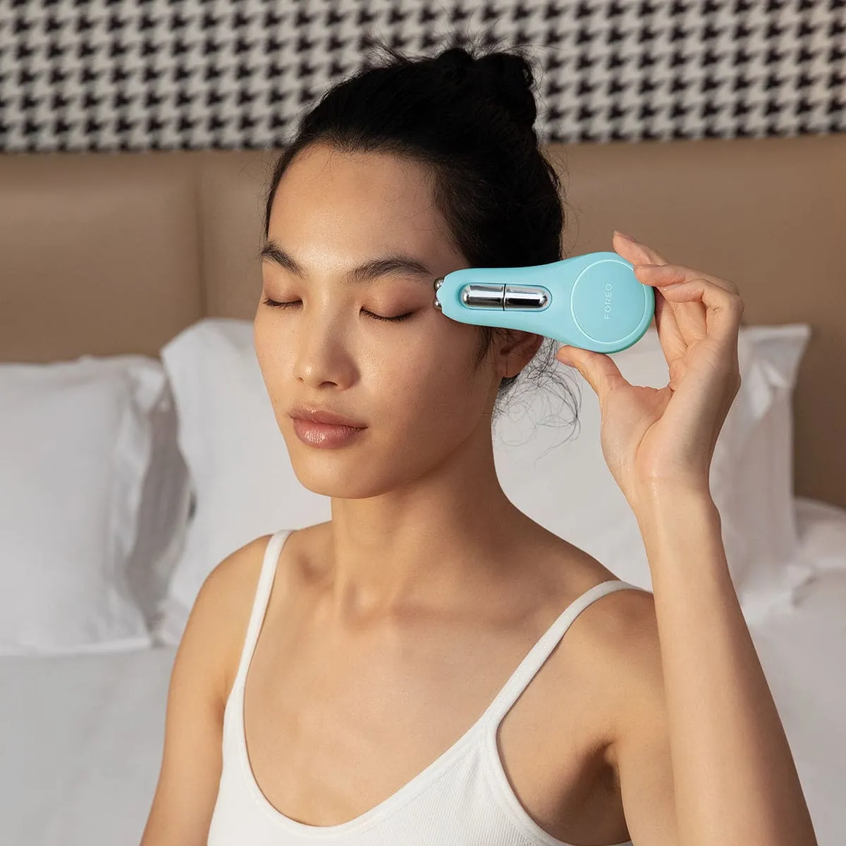 FOREO BEAR™ 2 eyes & lips Microcurrent Line Smoothing Device